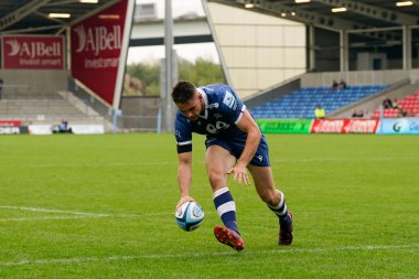 Sale Sharks Luke James, 11 Eylül 202 'de AJ Bell Stadyumu' nda Gallagher Premiership maçında Sale Sharks ve Northampton Saints maçında gol atmak için koşuyor.