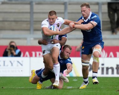 Sale Sharks Jean-Luc Du Preez, Gallagher Premiership maçında Northampton Saints Ollie Sleightholme 'u tutuyor. Satış köpekbalıkları Northampton Saints' e karşı AJ Bell Stadyumu, Eccles, 11 Eylül 202