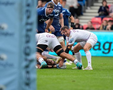 Northampton Azizleri Alex Mitchell, Gallagher Premiership maçında AJ Bell Stadyumu 'nda Sale Sharks Northampton Saints' e karşı 11 Eylül 202 'de oynanan maçtan pas atıyor.