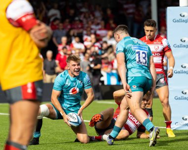 Wasps Rugby 'den Charlie Atkinson, 11 Eylül 202' de İngiltere 'nin Kingsholm Stadyumu' nda oynanan Gallagher Premiership maçında Gloucester vs Wasps maçında gol atmasını kutluyor.