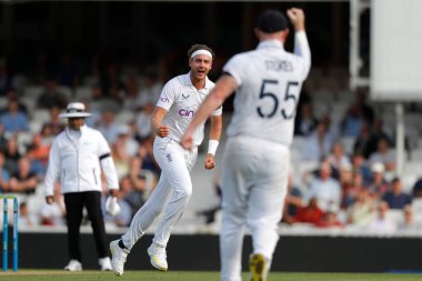 İngiliz Stuart Broad, Güney Afrikalı Keshav Maharaj 'ı LV Sigorta Deneme Maçı' nda İngiltere ile Güney Afrika arasındaki The Kia Oval, Londra, İngiltere 'de 11 Eylül 202' de işten çıkarmasını kutluyor.