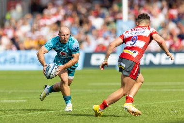 Wasps Rugby 'den Dan Robson, 11 Eylül 202' de İngiltere 'nin Kingsholm Stadyumu' nda oynanan Gallagher Premiership karşılaşmasında rakip savunma hattına doğru fırlattı.