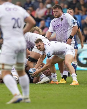 Northampton Azizleri Tom James, 11 Eylül 202 'de İngiltere' deki AJ Bell Stadyumu 'nda Gallagher Premiership maçında Sale Sharks Northampton Saints' e karşı oynanan maçta bir arbededen pas atmaya hazırlanıyor.