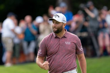 Jon Rahm (ESP), BMW PGA 2022 Şampiyonası 'nda 11 Eylül 202' de Wentworth Club, Virginia Water, İngiltere 'de bir kartalın ilk 16' ya girmesi için öne geçiyor.