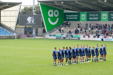 Satış köpekbalıkları. Oyuncular, 11 Eylül 202 'de AJ Bell Stadyumu' nda Gallagher Premiership maçı için bir dakikalık saygı duruşunda bulunacaklar.