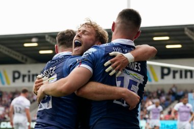 Sale Sharks Gus Warr, 11 Eylül 202 'de AJ Bell Stadyumu' nda Gallagher Premiership maçında Luke James 'i kutluyor.