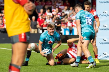 Wasps Rugby 'den Charlie Atkinson, 11 Eylül 202' de İngiltere 'nin Kingsholm Stadyumu' nda oynanan Gallagher Premiership maçında Gloucester vs Wasps maçında gol atmasını kutluyor.