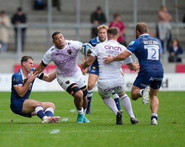 Satış Köpekbalığı Tom Roebuck, Gallagher Premiership maçında Northampton Saints Juarno Augustus 'u yendi. 11 Eylül 202' de AJ Bell Stadyumu 'nda Sale Sharks Northampton Saints' e karşı.