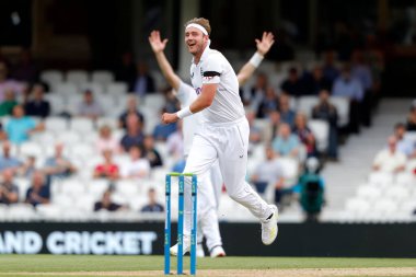 İngiliz Stuart Broad, 11 Eylül 202 'de Londra' nın başkenti Kia Oval 'de oynanan LV Sigorta Deneme Maçı sırasında Güney Afrikalı Dekan Elgar' ın görevden alınmasını kutluyor.