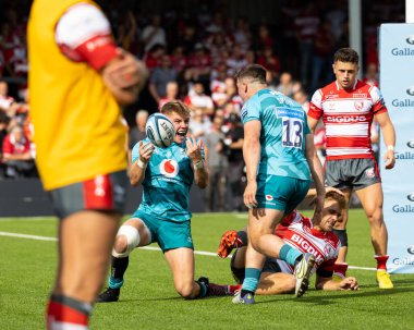 Wasps Rugby 'den Charlie Atkinson, 11 Eylül 202' de İngiltere 'nin Kingsholm Stadyumu' nda oynanan Gallagher Premiership maçında Gloucester vs Wasps maçında gol atmasını kutluyor.