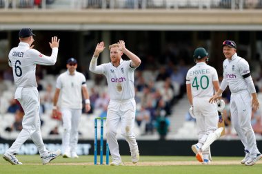 İngiliz Ben Stokes, 11 Eylül 202 'de Kia Oval, Londra, İngiltere' de oynanan LV Sigorta Testi maçında Güney Afrika 'ya karşı Zak Crawley ile birlikte Güney Afrikalı Sarel Erwee' nin görevden alınmasını kutladı.