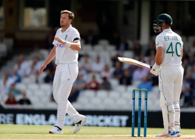 İngiliz Ollie Robinson, 11 Eylül 202 'de The Kia Oval, Londra, İngiltere' de oynanan LV Sigorta Deneme karşılaşmasında devrilen Güney Afrikalı Sarel Erwee 'nin görevden alınmasını kutluyor.