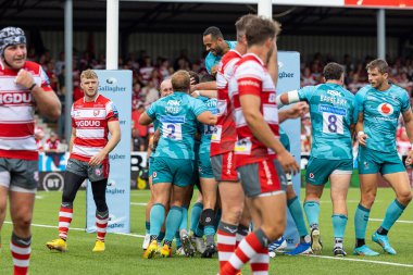 Wasps Rugby oyuncuları, Gallagher Premiership maçında Burger Odendaal 'ın attığı golü Kingsholm Stadyumu, Gloucester, İngiltere' de oynanan 11 Eylül 202 'deki Rugby vs Wasps maçında kutladılar.