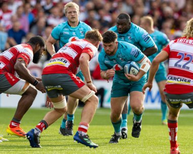 Wasps Rugby 'den Alfie Barbeary, Gloucester Rugby' nin 11 Eylül 202 'de Kingsholm Stadyumu' nda oynanan Gloucester Rugby maçında Albert Tuisue ve Freddie Clarke ile karşılaştı.