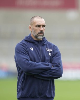 Satış Köpekbalığı Rugby Direktörü Alex Sanderson, Gallagher Premiership maçından önce AJ Bell Stadyumu, Eccles, İngiltere 'de oynanan Sale Sharks - Northampton Saints maçında oyuncuların ısınmasını izliyor.