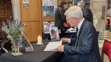 Andrew Jones Harrogate milletvekili ve Knaresborough St. Peters Kilisesi Harrogate 'de HRH Kraliçesi 2. Elizabeth' in Harrogate, Birleşik Krallık 'taki anma törenine katıldıktan sonra taziyelerini bildirdiler.