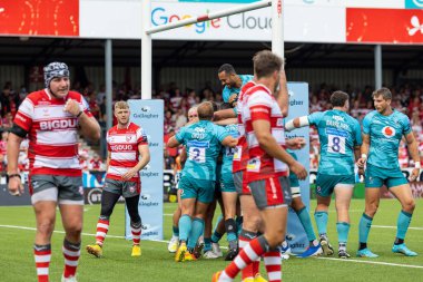 Wasps Rugby oyuncuları, Gallagher Premiership maçında Burger Odendaal 'ın attığı golü Kingsholm Stadyumu, Gloucester, İngiltere' de oynanan 11 Eylül 202 'deki Rugby vs Wasps maçında kutladılar.