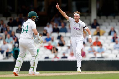 İngiliz Stuart Broad, 11 Eylül 202 'de Londra' nın başkenti Kia Oval 'de oynanan LV Sigorta Deneme Maçı sırasında Güney Afrikalı Dekan Elgar' ın görevden alınmasını kutluyor.