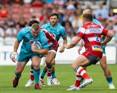 Wasps Rugby takımından John Ryan, Gallagher Premiership maçında Gloucester Rugby ile Wasps maçında Gloucester, Gloucester, İngiltere 'de 11 Eylül 202' de oynanan karşılaşmada Gloucester 'lı Jack Singleton' ın rakibi için destek veriyor.