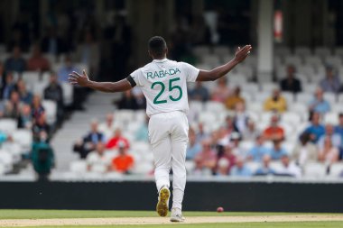 Güney Afrikalı Kagiso Rabada, İngiltere 'nin 11 Eylül 202' de Londra 'nın başkenti Londra' daki The Kia Oval 'a karşı oynadığı LV Sigorta Deneme karşılaşmasında İngiliz Jack Leach' in görevden alınmasını kutluyor.