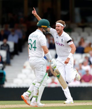 İngiliz Stuart Broad, 11 Eylül 202 'de Londra' nın başkenti Kia Oval 'de oynanan LV Sigorta Deneme Maçı sırasında Güney Afrikalı Dekan Elgar' ın görevden alınmasını kutluyor.