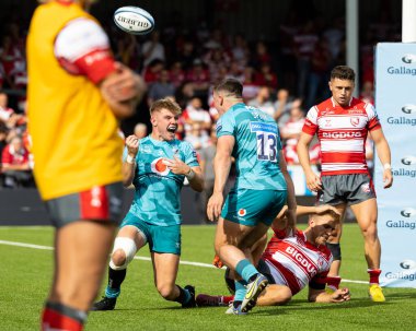 Wasps Rugby 'den Charlie Atkinson, 11 Eylül 202' de İngiltere 'nin Kingsholm Stadyumu' nda oynanan Gallagher Premiership maçında Gloucester vs Wasps maçında gol atmasını kutluyor.