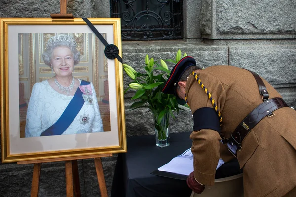 Солдат Британської Армії Підписує Книгу Спогадів Під Час Проголошення Короля — стокове фото