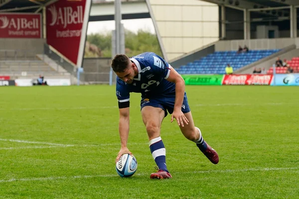 Sale Sharks Luke James, 11 Eylül 202 'de AJ Bell Stadyumu' nda Gallagher Premiership maçında Sale Sharks ve Northampton Saints maçında gol atmak için koşuyor.