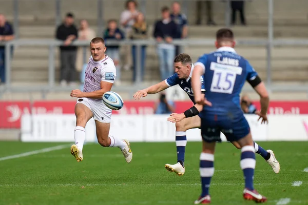 Northampton Saints Ollie Sleightholme Chips Ball Upfield Gallagher Premiership Match — Stock Photo, Image