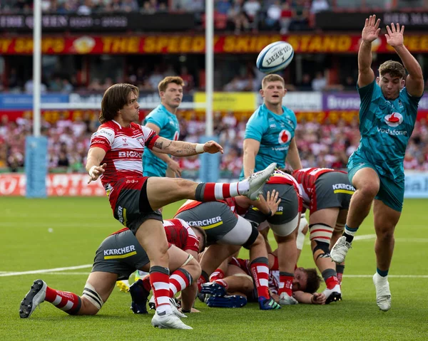 Wasps Rugby 'den Dan Frost, Gallagher Premiership maçında Gloucester vs Wasps' a karşı Kingsholm Stadyumu, Gloucester, İngiltere, 11 Eylül 202 'de oynanan karşılaşmada hücum girişiminde bulunurken, Gloucester Rugby' den Ben Meehan şutunu atıyor.