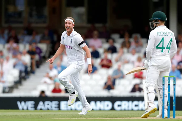 Stuart Broad Dell Inghilterra Festeggia Dopo Aver Licenziato Ryan Rickelton — Foto Stock