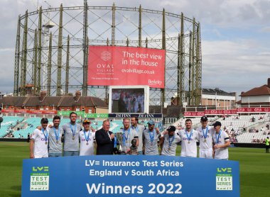 İngiltere takımı, İngiltere 'nin Yeni Zelanda' ya karşı oynadığı 3. LV Sigorta Deneme Maçı 'nın ardından 12 Eylül 202' de The Kia Oval, Londra 'da kutluyor.