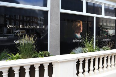Müzayede evi Sotheby 'ler 12 Eylül 2022' de Burlington Arcade, Piccadilly, Londra 'da Kraliçe II. Elizabeth anısına bir vitrin gösterisi düzenliyor.