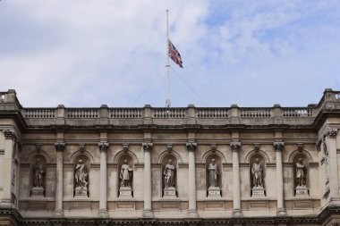 Kraliyet Sanat Akademisi, 12 Eylül 202 'de Burlington Arcade, Piccadilly, Londra, İngiltere' de Kraliçe II. Elizabeth anısına bayrağını yarıya indirmiştir.
