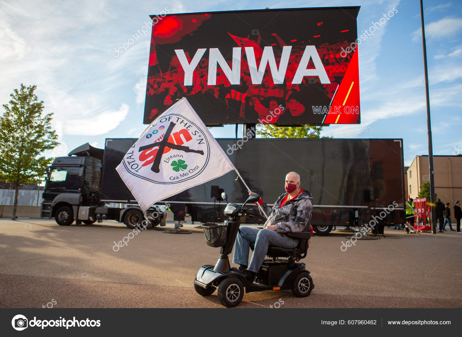Fan Liverpool Sostiene Una Bandera Con Ynwa Mostrando Pantalla Fondo ...