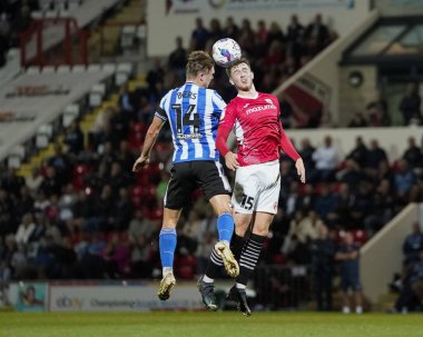 Morecambe 'li Jensen Weir, 13 Eylül 202 tarihinde İngiltere' nin Morecambe kentindeki Mazuma Stadyumu 'nda Çarşamba günü oynanan Sky Bet 1 maçı sırasında Sheffield' li George Byers ile bir maç için yarışıyor.