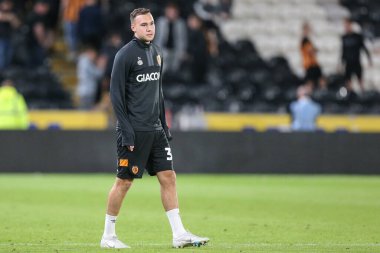 Hull City 'den Harvey Vale # 34, 13 Eylül 202' de MKM Stadyumu 'nda oynanan Hull City-Stoke City maçından sonraki son düdük sesinden sonra sahaya çıkıyor.