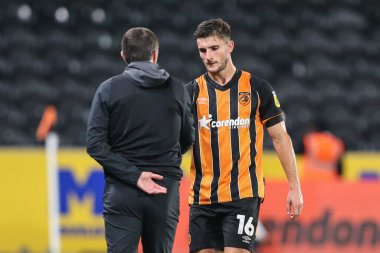 Hull City 'nin Shota Arveladze teknik direktörü, 13 Eylül 202' de Hull City 'de Hull City' nin Stoke City 'ye karşı oynadığı maçtan sonra Hull City' den Ryan Longman ile el sıkışıyor.