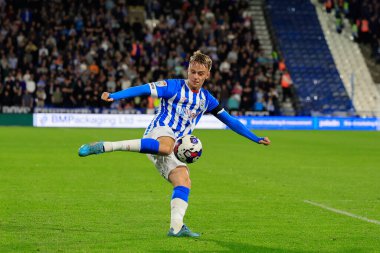 Huddersfield Town 'dan Patrick Jones 13 Eylül 202' de John Smith Stadyumu 'nda Huddersfield Town ile Wigan Athletic arasındaki Sky Bet Şampiyonası maçında topu çaprazlıyor.