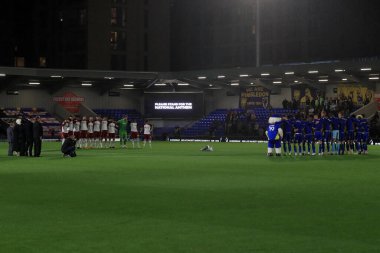 Her iki takım da, 13 Eylül 202 'de Birleşik Krallık' ın Cherry Red Records Stadyumu 'nda oynanan Sky Bet 2 maçı öncesinde HRH' nin geçişine saygılarını sunmak için sıraya girdiler.
