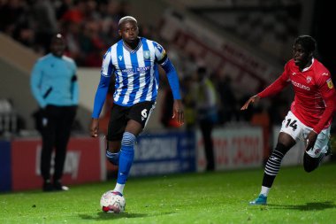 Çarşamba günü Morecambe 'li Arthur Gnahoua' nın yanından ayrılan Sheffield 'li Dominic Iorfa, 13 Eylül 202 tarihinde İngiltere' nin Morecambe kentindeki Mazuma Stadyumu 'nda oynanan Morecambe-Sheffield maçında 1.