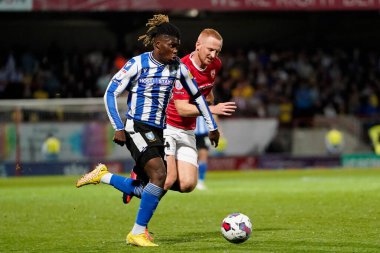 Sheffield 'li Alex Mighten, 13 Eylül 202' de İngiltere 'nin Morecambe kentindeki Mazuma Stadyumu' nda oynanan Morecambe-Sheffield maçında Morecambe 'li Liam Gibson' ın yanından geçti.