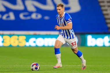 Huddersfield Town 'dan 32 numaralı Tom Lees 13 Eylül 202' de John Smith Stadyumu 'nda Huddersfield Town' a karşı Wigan Atletizm karşılaşmasında