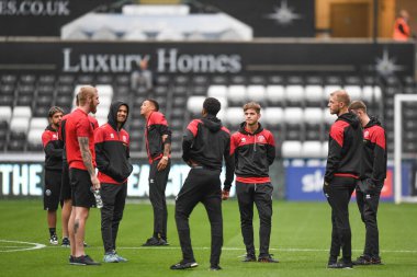 Sheffield United, 13 Eylül 202 'de Swansea.com Stadyumu' nda oynanan Swansea City-Sheffield United maçında maç öncesi saha denetimi sırasında sahaya çıktı.