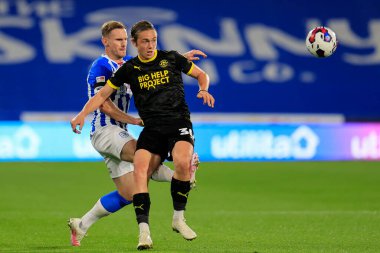 Huddersfield Town 'dan Tom Lees # 32 numara Thelo Aasgaard # 30 of Wigan Athleticon' a karşı Gökyüzü İddia Şampiyonası maçında Huddersfield Town - Wigan Athletic John Smith Stadyumu, Huddersfield, Birleşik Krallık, 13 Eylül 202