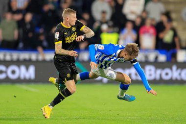 Huddersfield Town 'dan Patrick Jones 13 Eylül 202' de John Smith Stadyumu, Huddersfield, İngiltere 'de oynanan Sky Bet Şampiyonası karşılaşmasında Wigan Athletic' in James McClean # 11 numarası ile faul yaptı.