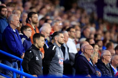 Huddersfield taraftarları, 13 Eylül 202 'de John Smith Stadyumu' nda Huddersfield Town 'a karşı Wigan Athletic' in oynadığı Gökyüzü İddia Şampiyonası maçında Kraliçe için saygı duruşunda bulundular.