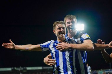 Mark McGuinness, 13 Eylül 202 'de İngiltere' nin Morecambe kentindeki Mazuma Stadyumu 'nda oynanan Morecambe-Sheffield maçında golü atan Sheffield' li George Byers ile birlikte kutluyor.