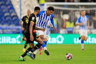 Huddersfield Town 'dan Tino Anjorin 13 Eylül 202' de John Smith Stadyumu 'nda Huddersfield Town ile Wigan Athletic arasındaki Gökyüzü İddia Şampiyonası maçında pas attı.