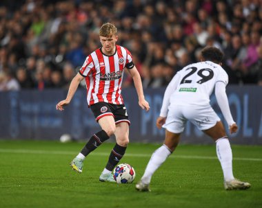 Sheffield United 'dan Tommy Doyle # 22 Swansea City' den Matthew Sorinola # 29 Swansea City 'nin baskısı altında Swansea City - Sheffield United maçı sırasında Swansea.com Stadyumu, Swansea, Birleşik Krallık, 13 Eylül 202
